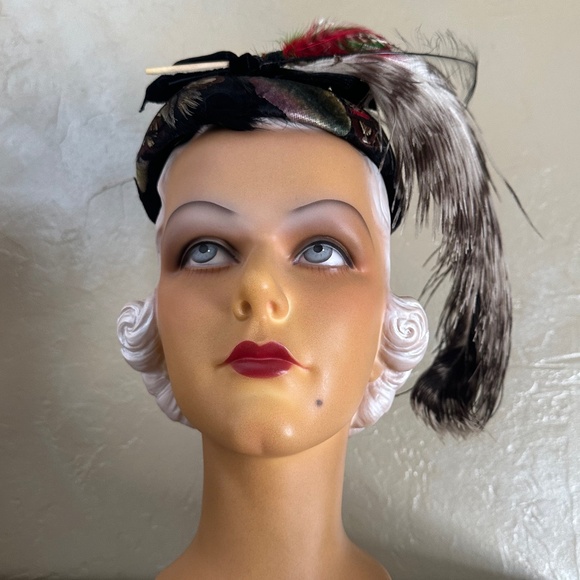 OUTSTANDING 1950's BLACK FELT PILLBOX - VELVETY LEAVES, VEILING & LARGE FEATHER - Picture 10 of 14